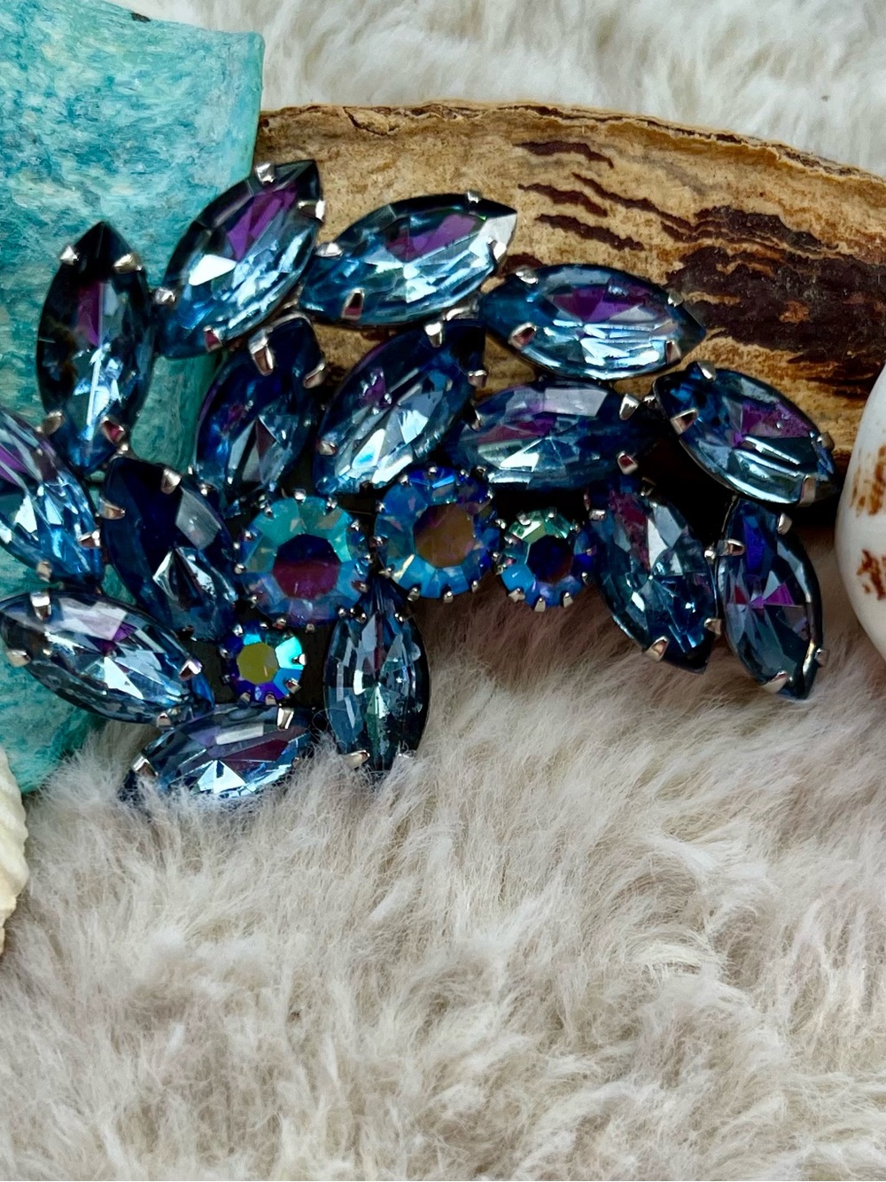 VINTAGE JULIANA BLUE GLASS AB RHINESTONE SILVER TONE BROOCH